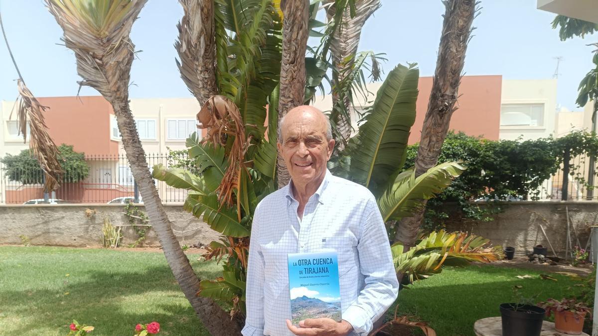 Miguel Guerra Cazorla posando con su libro "La otra cuenca de Tirajana. Cercados de Araña y barrios adyacentes".