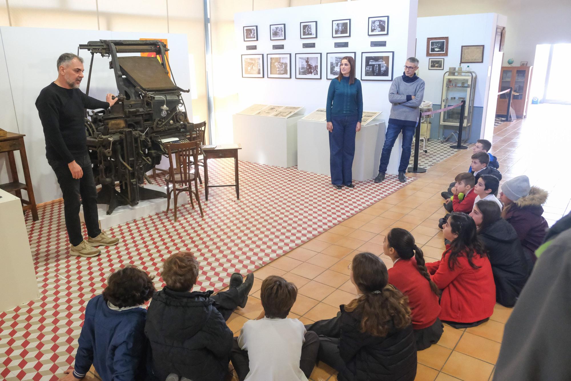 "Un taller de noticias", la nueva exposición del Museo Escolar de Puçol que recrea la antigua imprenta y redacción del Diario Información.