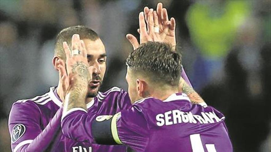 Benzema rescata a un Real Madrid bipolar