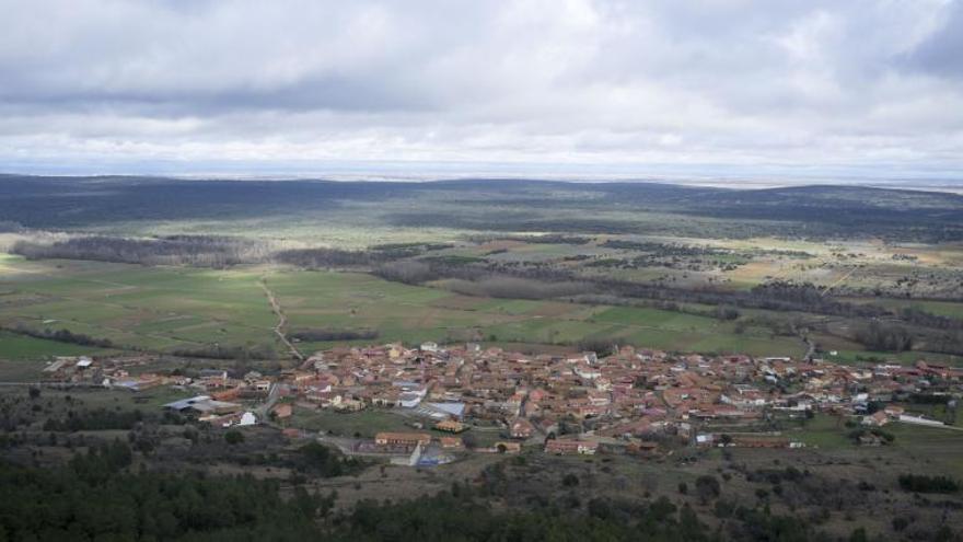 Vista de parte de la vega del Eria desde el castro de Arrabalde con la localidad en primer plano.