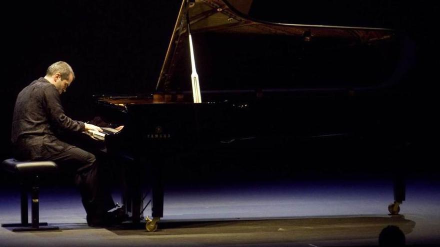 Alberto Nosè toca el piano Yamaha CFX durante el recital.