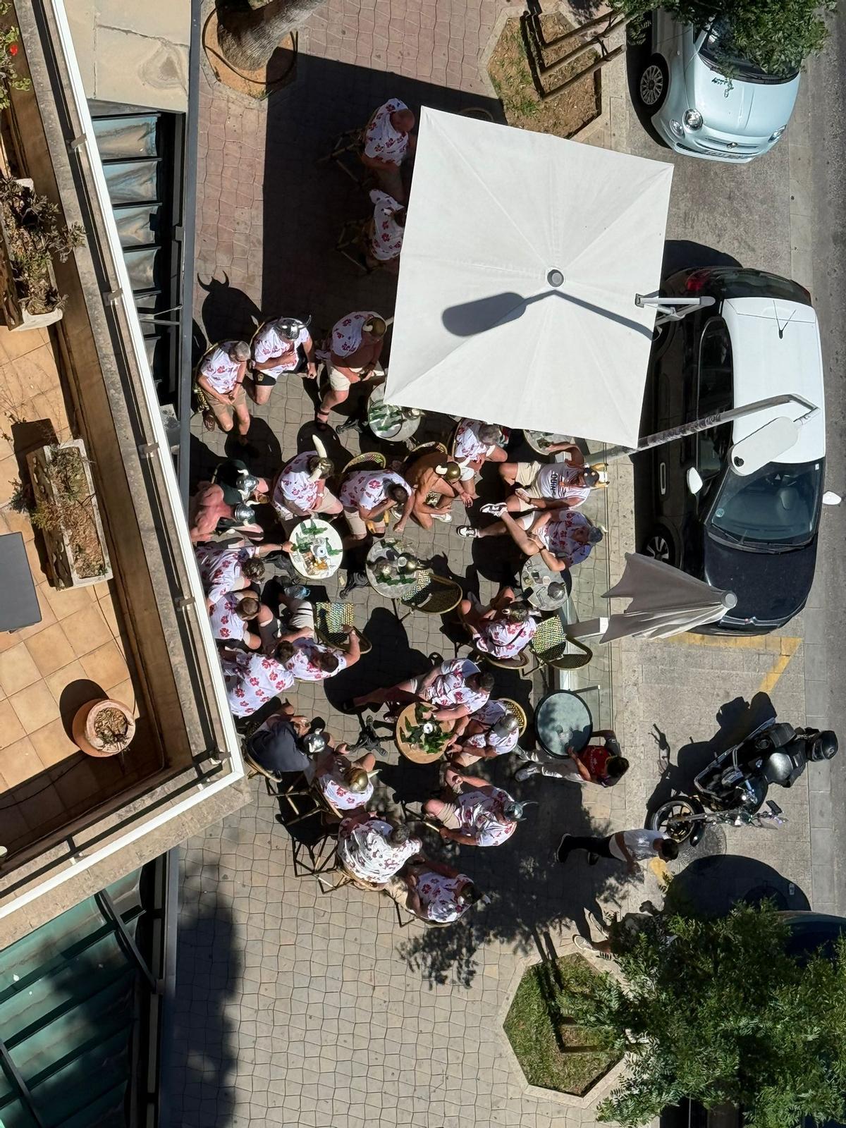 Una terraza en el Passeig Marítim ocupa toda la acera este fin de semana.