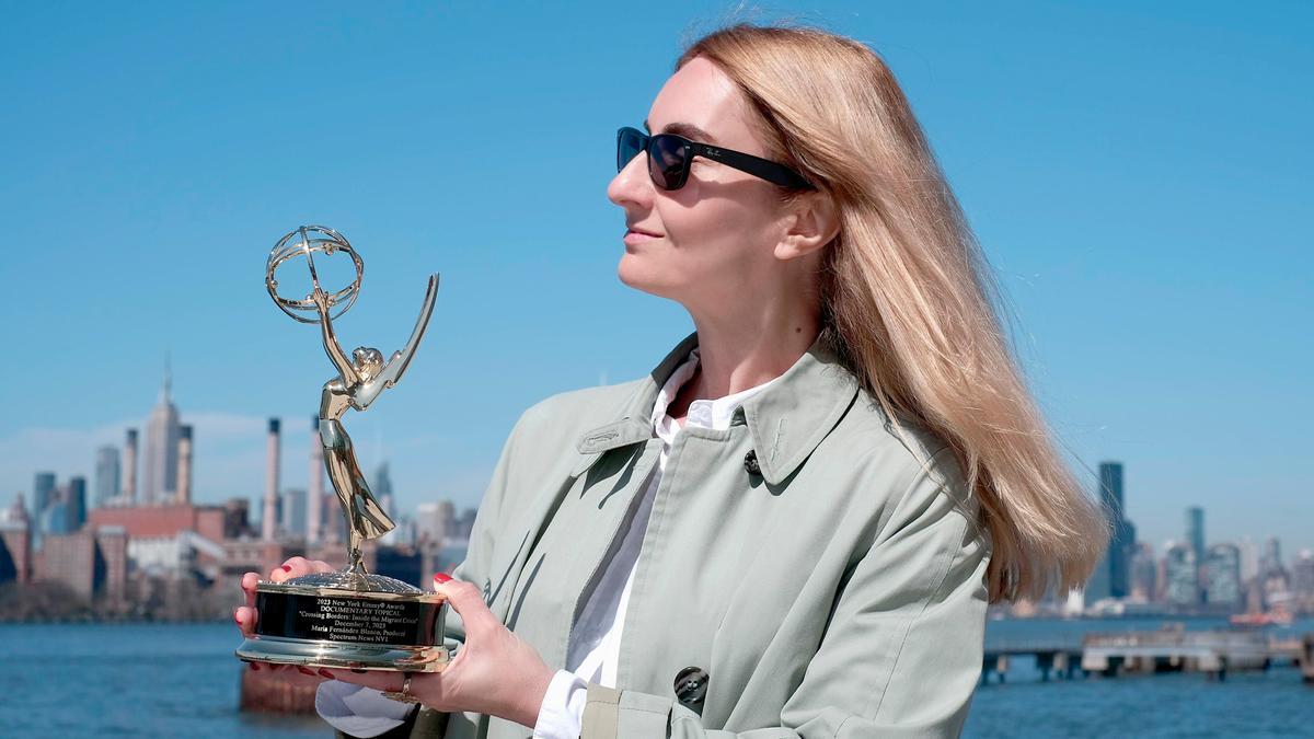 La periodista ourensana María F. Blanco, con su premio Emmy, en la bahía de Nueva York.
