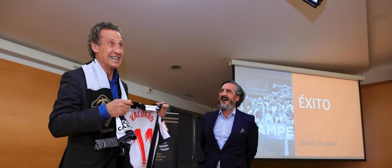 Jorga Valdano recibió una camiseta con el 11 y su nombre, y una bufanda del Centenario.