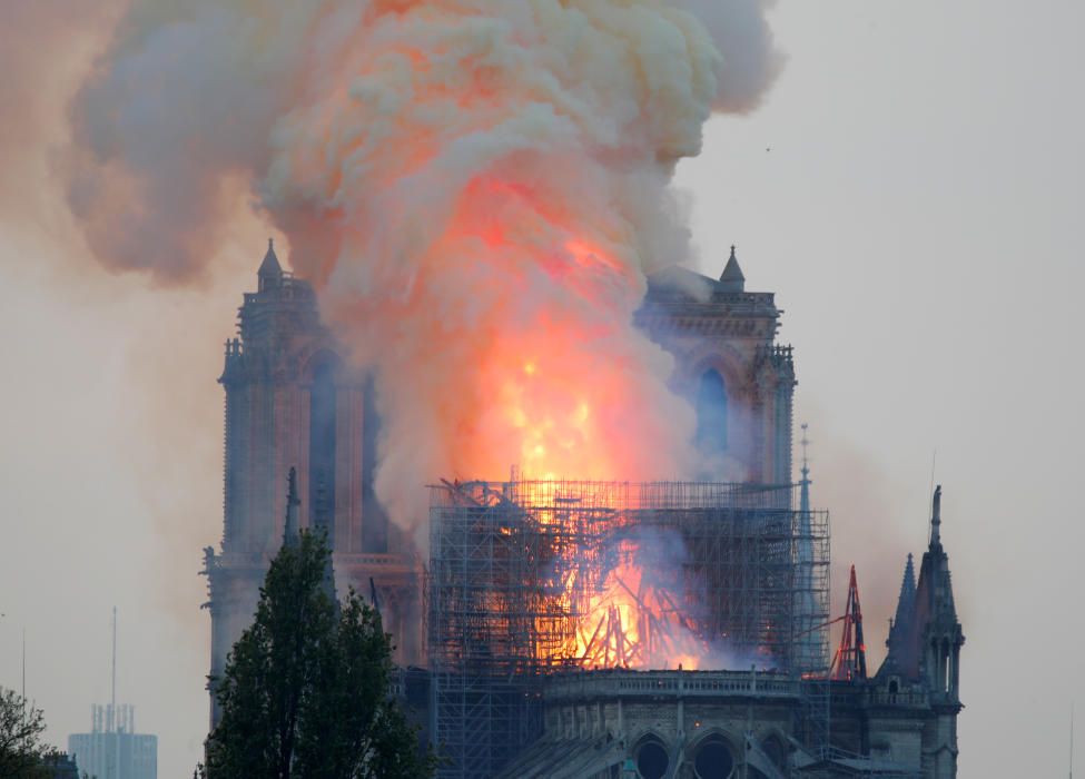 Un incendi crema Notre Dame de París