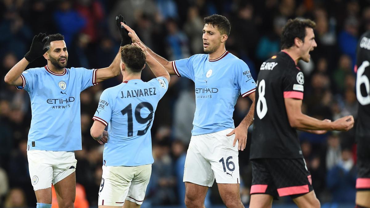 Los jugadores del Manchester City celebran un gol en el partido ante el Sevilla.