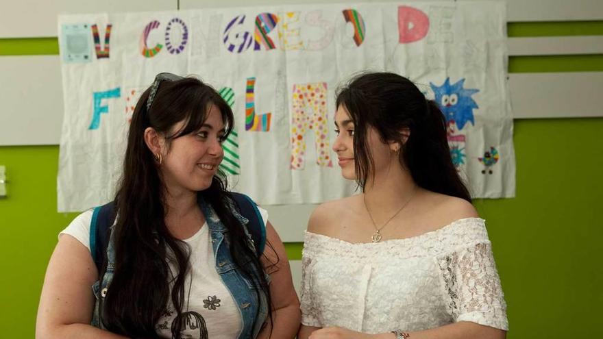 Yésica Valdés y Rocío Espinoza, ayer, en el Congreso de Familias de Laviana.