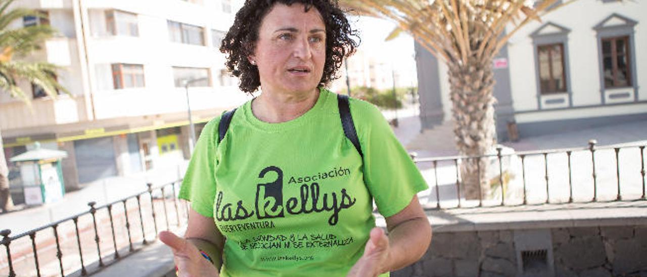 Amparo Pacheco reivindica con su camiseta de Kellys Fuerteventura que se respeten los derechos laborales.