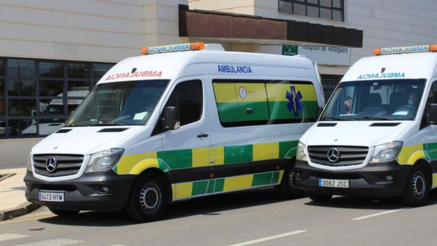 Ambulancias en la puerta del Hospital de Antequera. | CELIA PAREDES