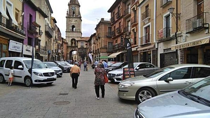 Toresanos y visitantes admiran algunos de los vehículos ofertados por los concesionarios en la feria.