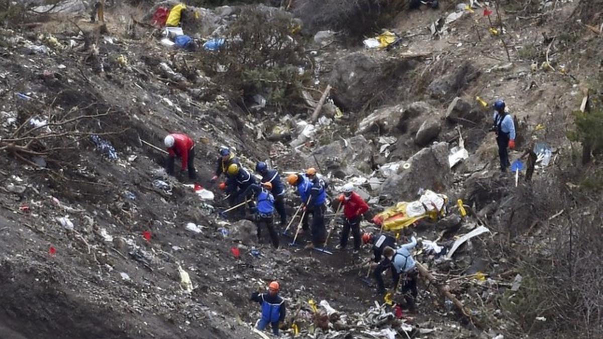 Gendarmes e investigadores, entre los restos del avión estrellado en los Alpes.