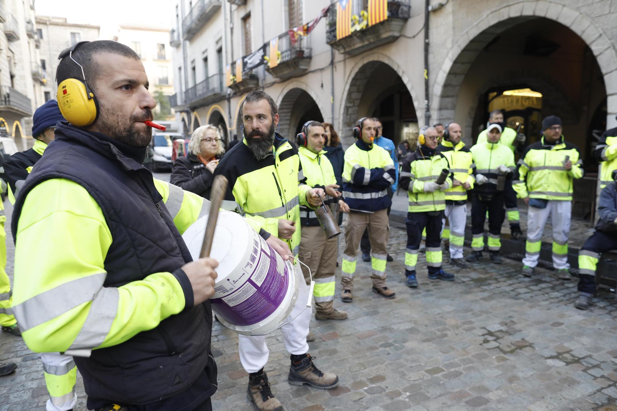 "Madrenas, caga les peles": Treballadors porten un tió a l'Ajuntament de Girona per reclamar els augments acordats