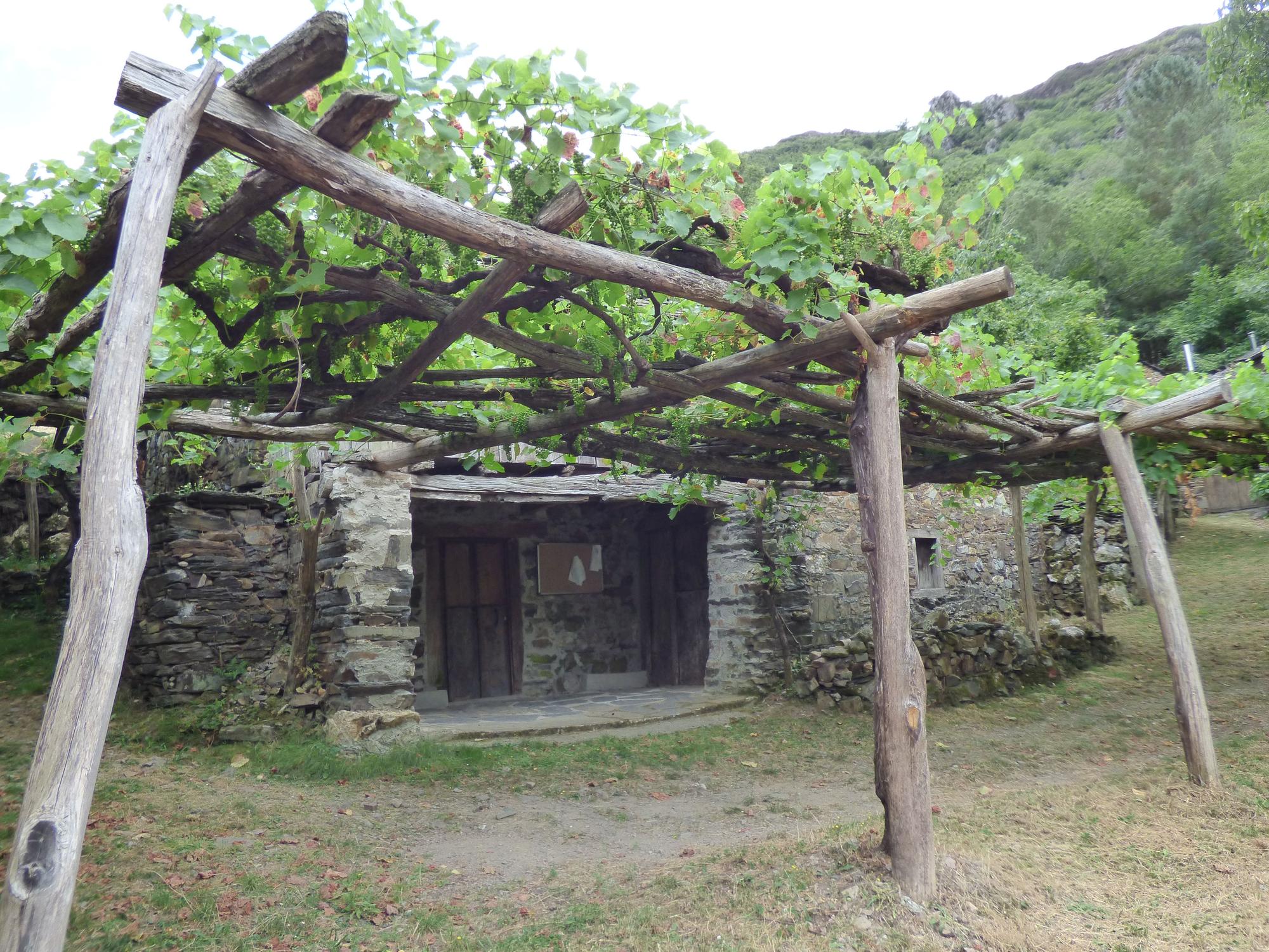 Pueblos guapos de Asturias: Riodeporcos (Ibias), al que se llega cruzando un puente