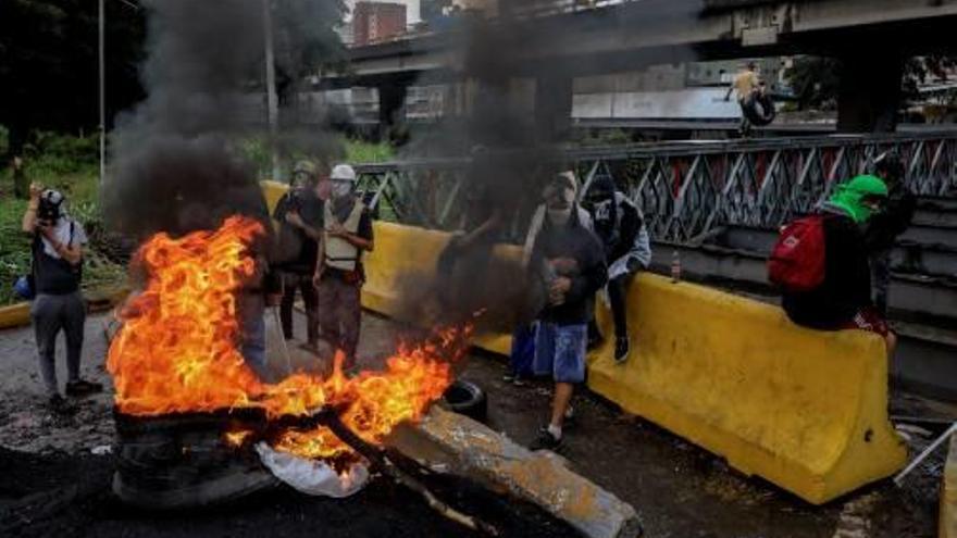 Simpatitzants de l&#039;oposició creen una barricada a Caracas.