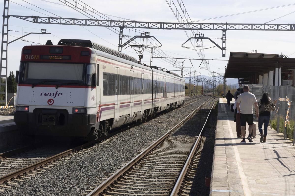 Un tren a su paso por Tavernes de la Valldigna, en una imagen reciente.