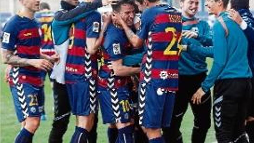 Els jugadors del Llagostera, celebrant un dels gols de Natalio.