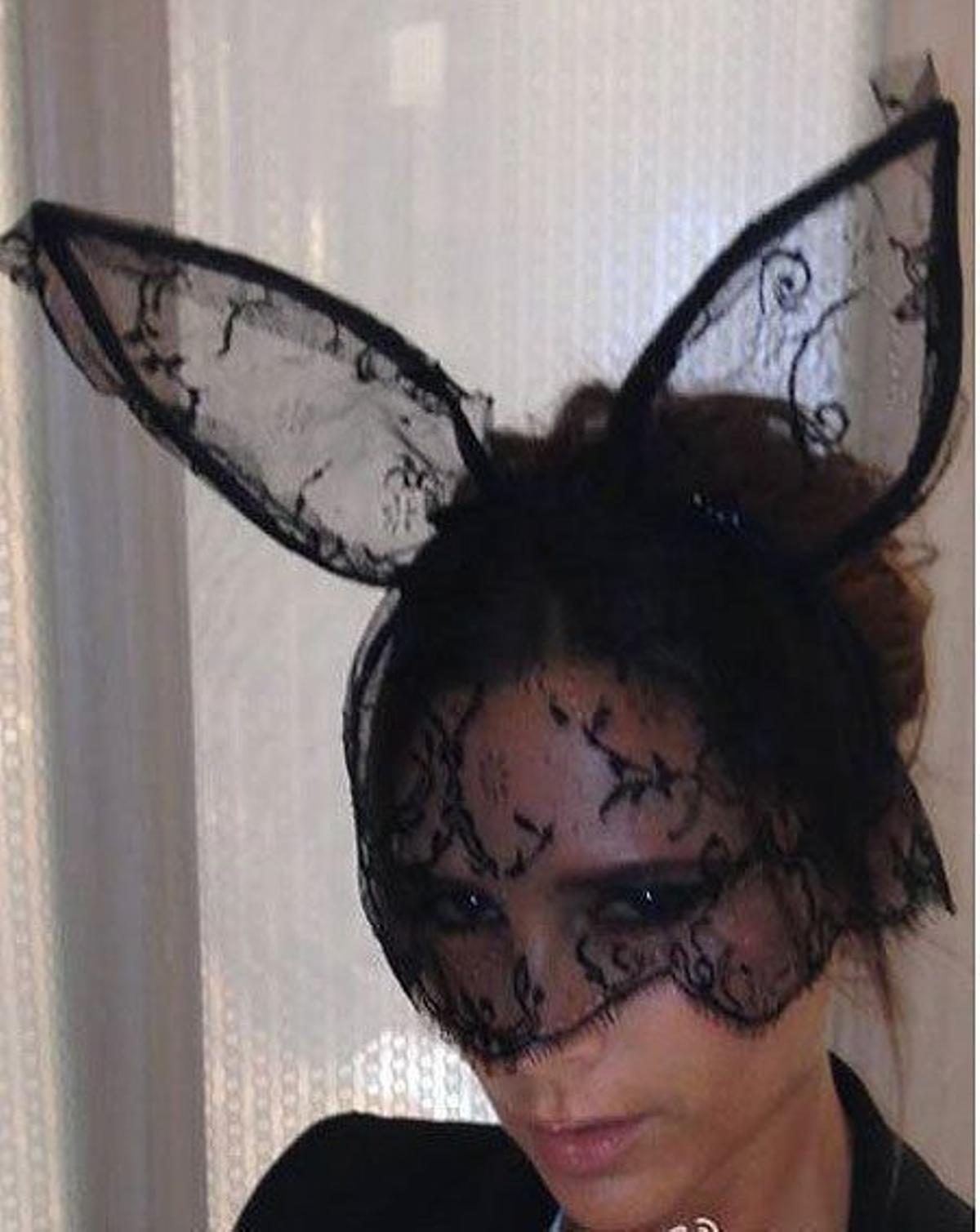Victoria Beckham con orejas de conejo