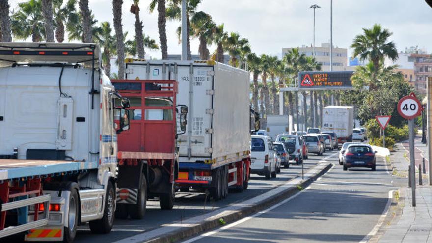 Atasco de tráfico en la Avenida Marítima en el tramo entre la Plaza de Belén María y Torre Las Palmas