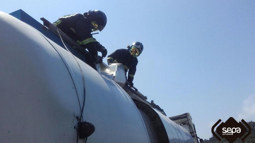 Bomberos durante su intervención