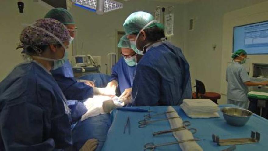 Cinco profesionales del Hospital del Vinalopó de Elche, durante una intervención a un paciente.