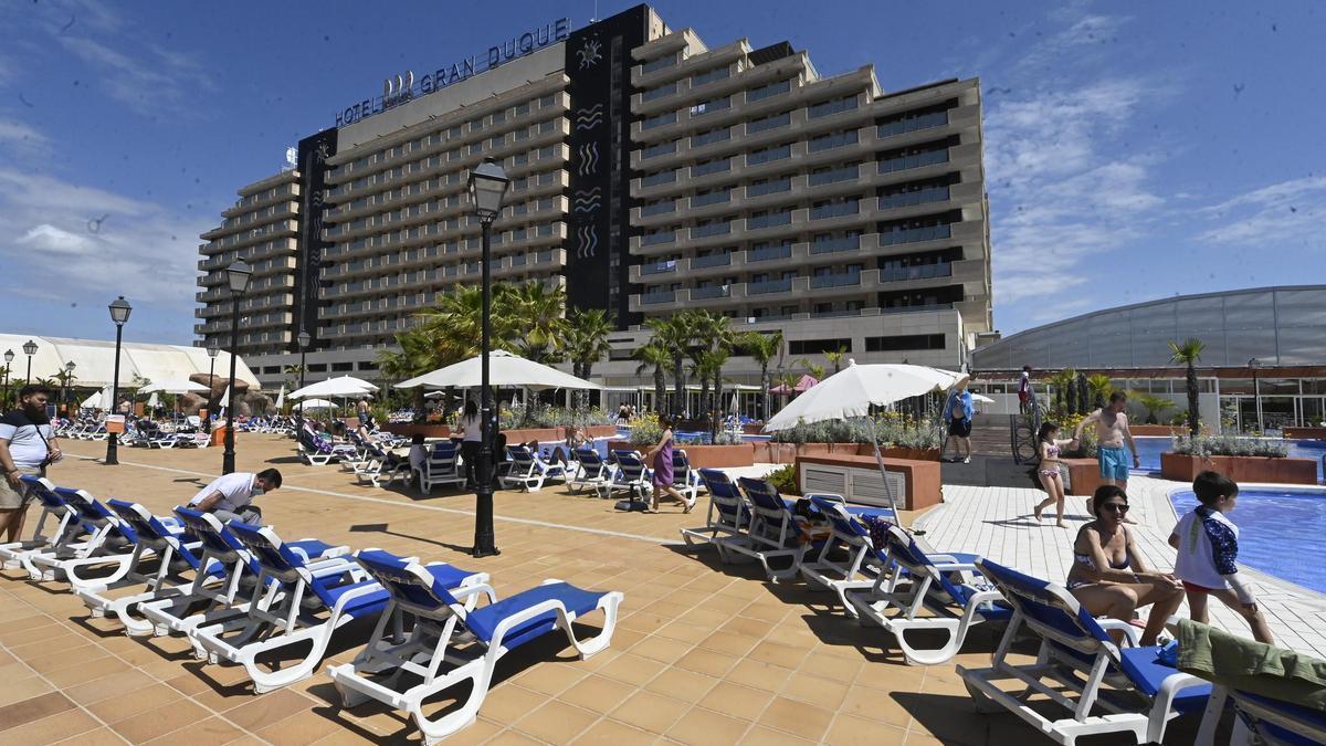 Exterior de uno de los hoteles de Marina dOr, que a finales de mayo reabre como Magic World.