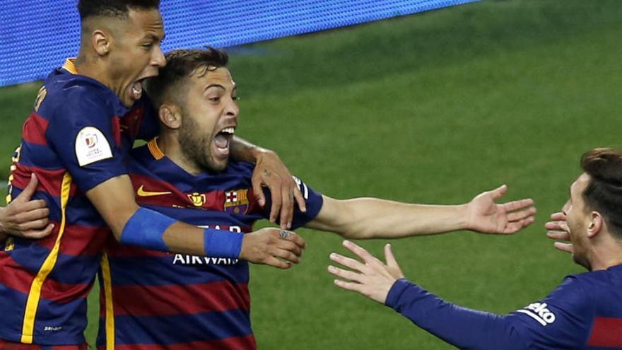 Neymar i Messi celebren amb Alba el gol del defensa blaugrana