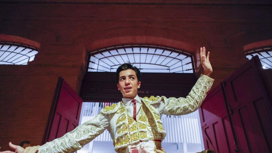 Puerta grande para Marco Pérez en su debut en Málaga