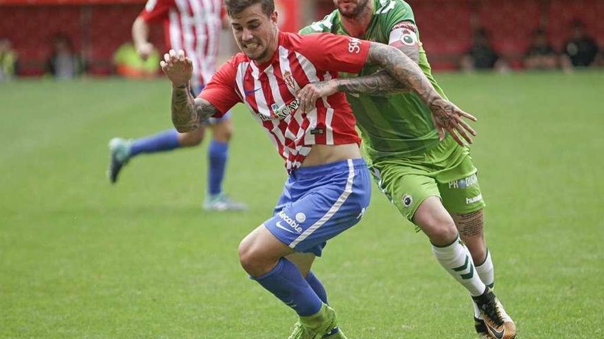 Isma Cerro protege el balón ante la presión de Borja Granero.