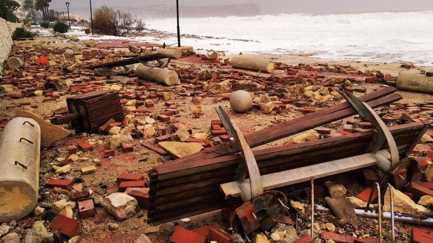 El mar arranca de cuajo el paseo de la Caleta de Xàbia