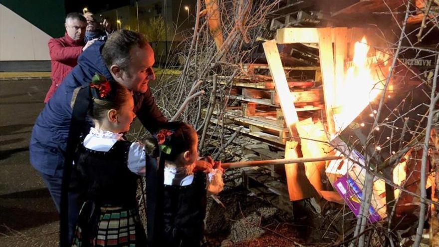 El calor de las candelas puede con el frío, la lluvia y el viento