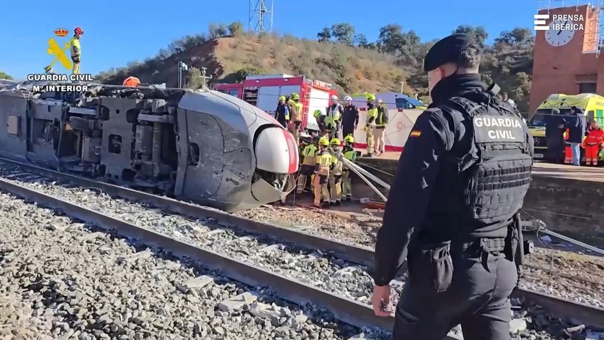 Einsatzkräfte am Ort des Zugunglücks in Andalusien