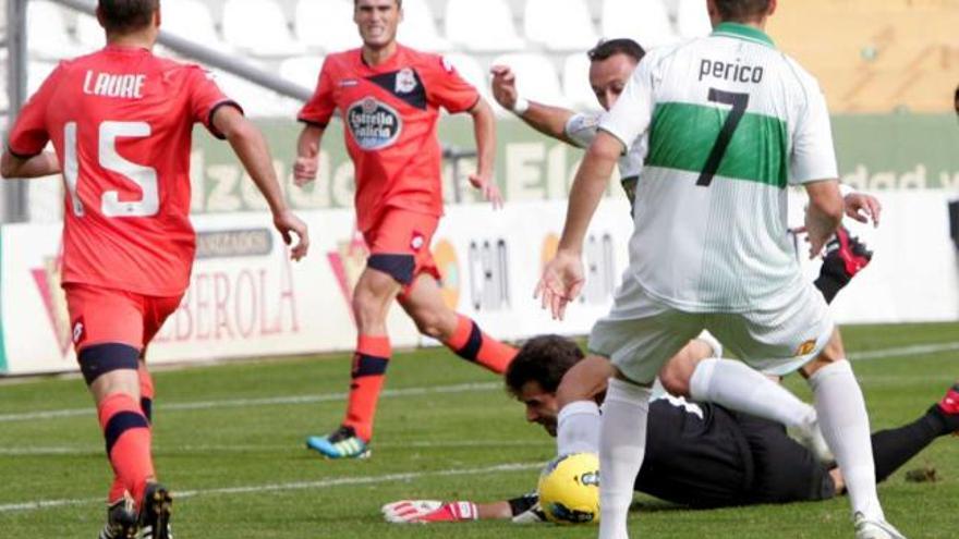 Aranzubia trata de frenar a un jugador del Elche en el área. / la opinión