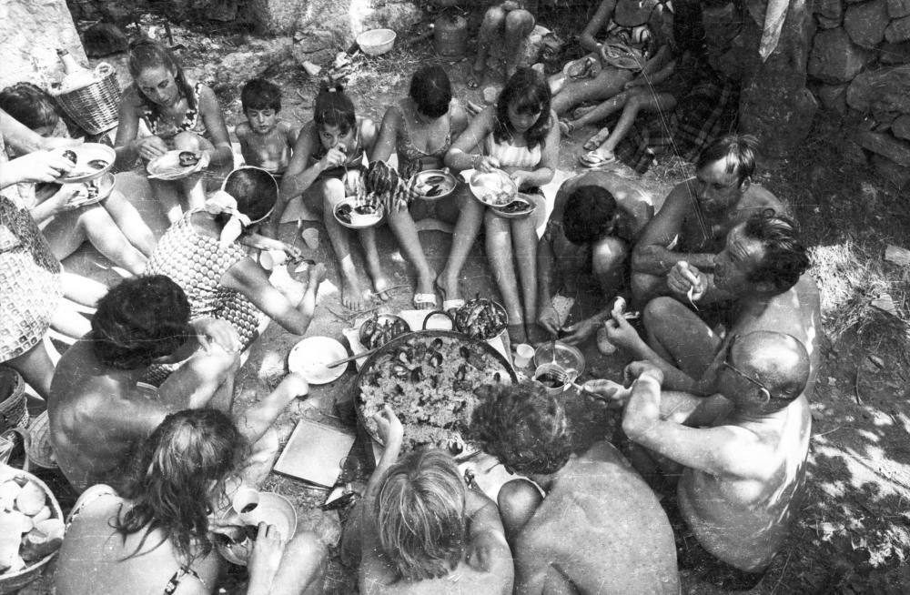 En una jornada en las Fuentes del Algar no podía faltar el baile y la bebida y comida en un bar de la zona o en el suelo del campo. Estas imágenes son de 1969.