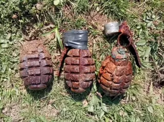 El Grupo de Especialistas en Desactivación de Explosivos detona tres granadas de la Guerra Civil localizadas en una cueva de El Mazucu, en Llanes