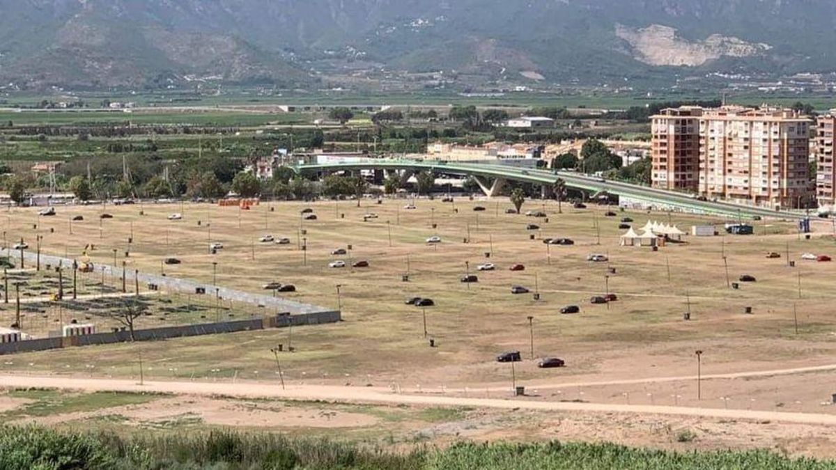 Parking del Medusa, en Cullera, este domingo por la mañana.