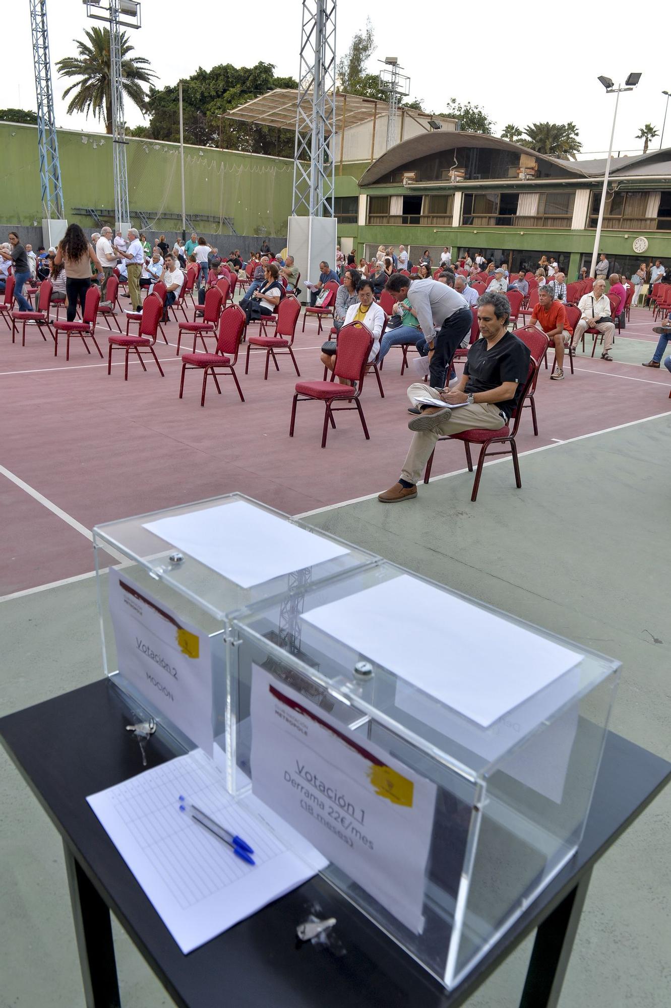 Los socios del Metropole votan la moción de censura