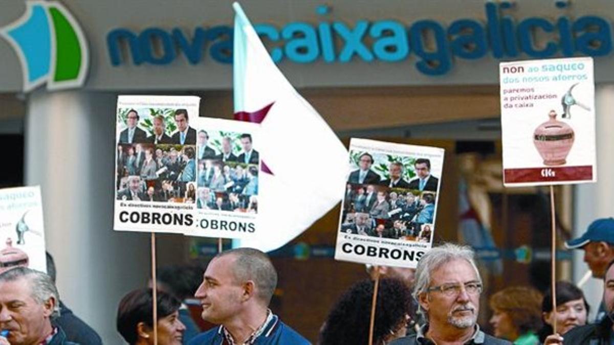 Delegados sindicales se manifiestan frente a una oficina de Nova Caixa Galicia de Vigo, la pasada semana.