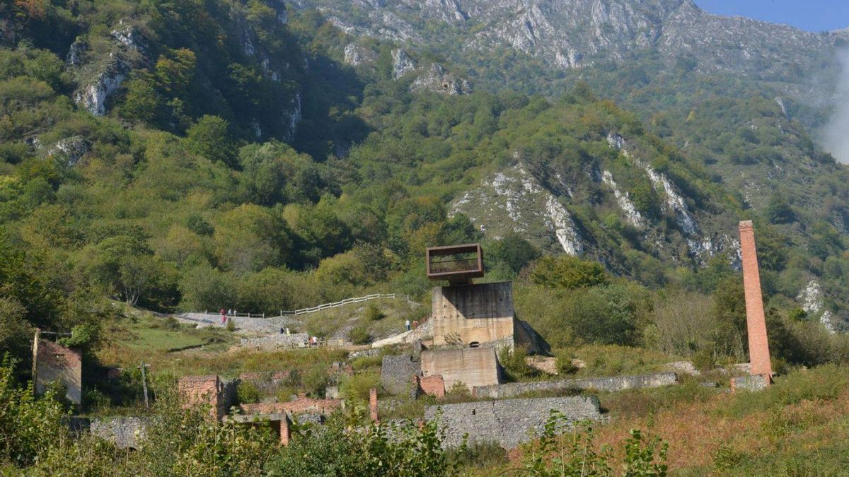 Vestigios de la explotación minera de cobre y cobalto, en Texeo, en la Sierra del Aramo.
