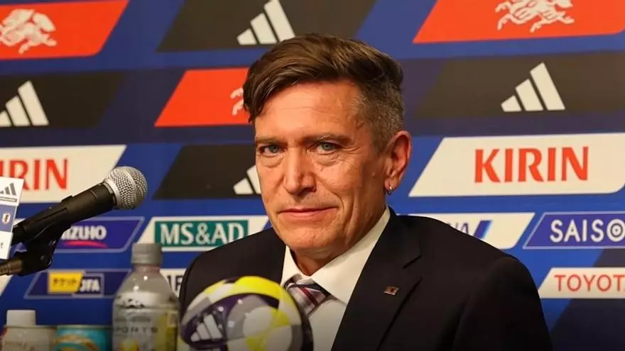 El nuevo entrenador del equipo nacional de fútbol femenino de Japón ofrece una rueda de prensa