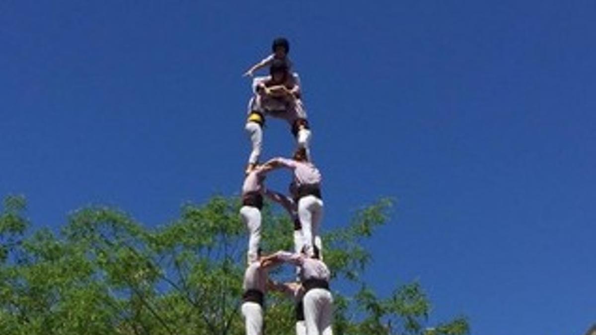 El 'tres de nou amb folre' de Minyons de Terrassa en su actuación en Sant Boi.