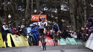 Tadej Pogacar, ciclista del UAE, celebra su triunfo en la etapa de la París-Niza