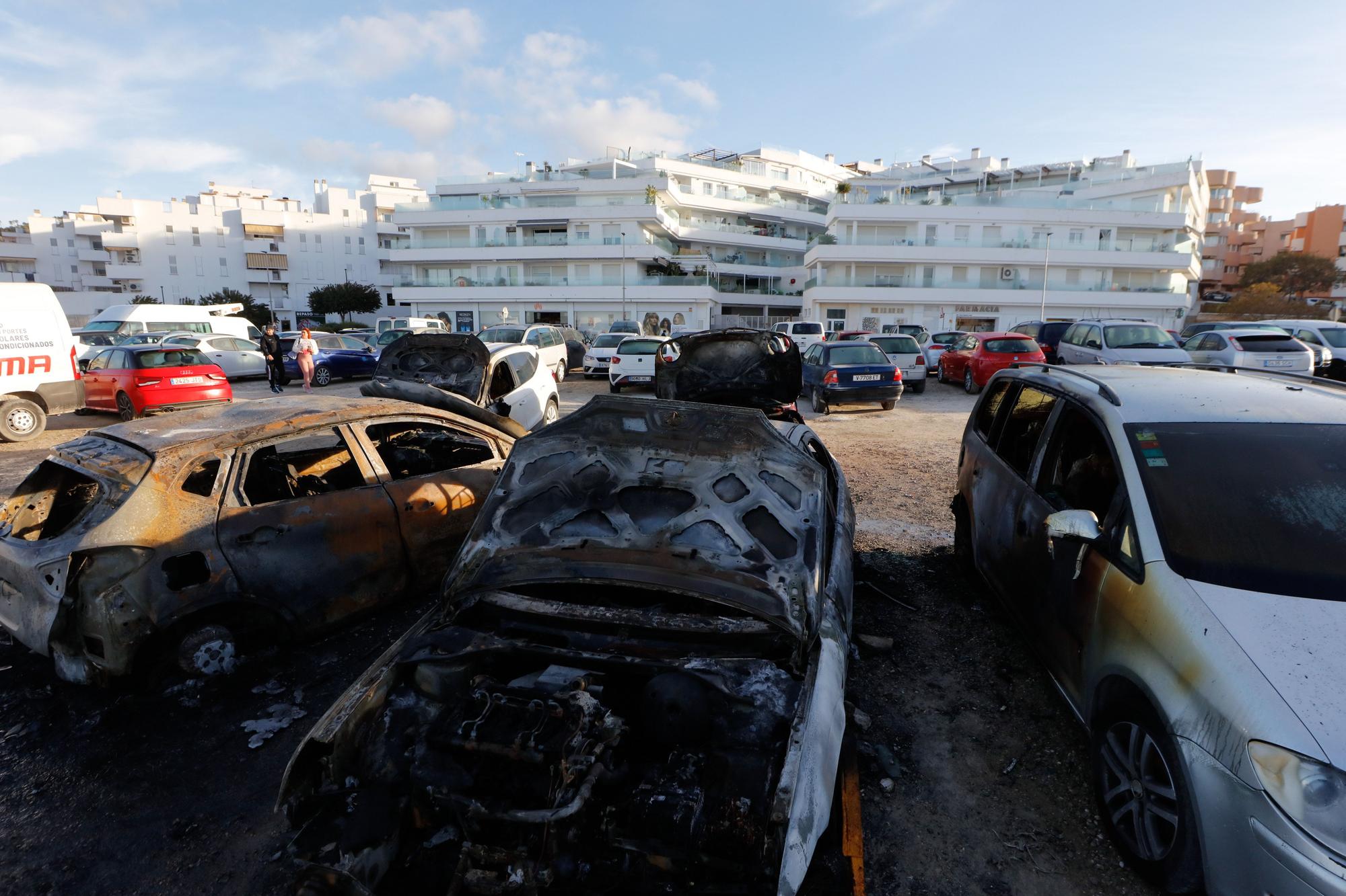 Arden cuatro coches en un aparcamiento de Ibiza