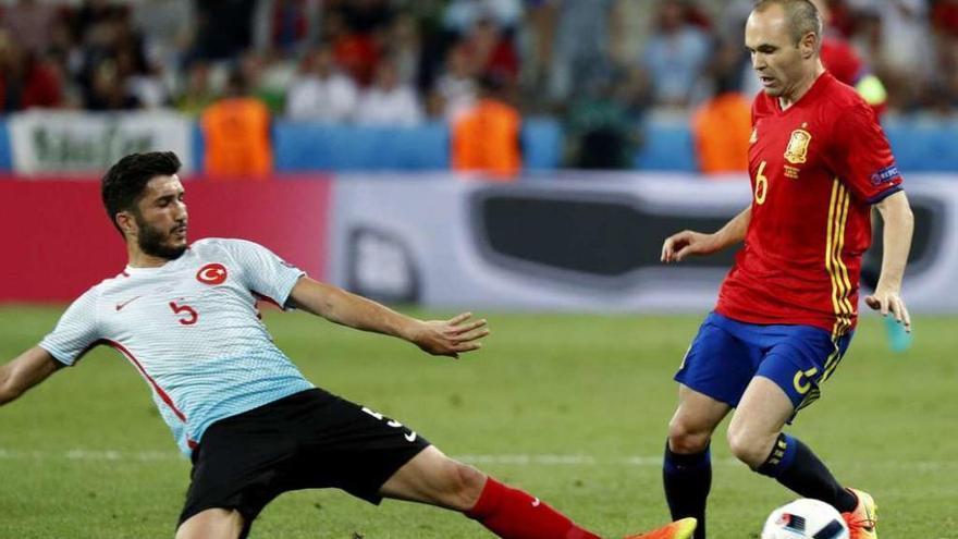 Iniesta supera a un rival durante el partido del viernes contra Turquía.