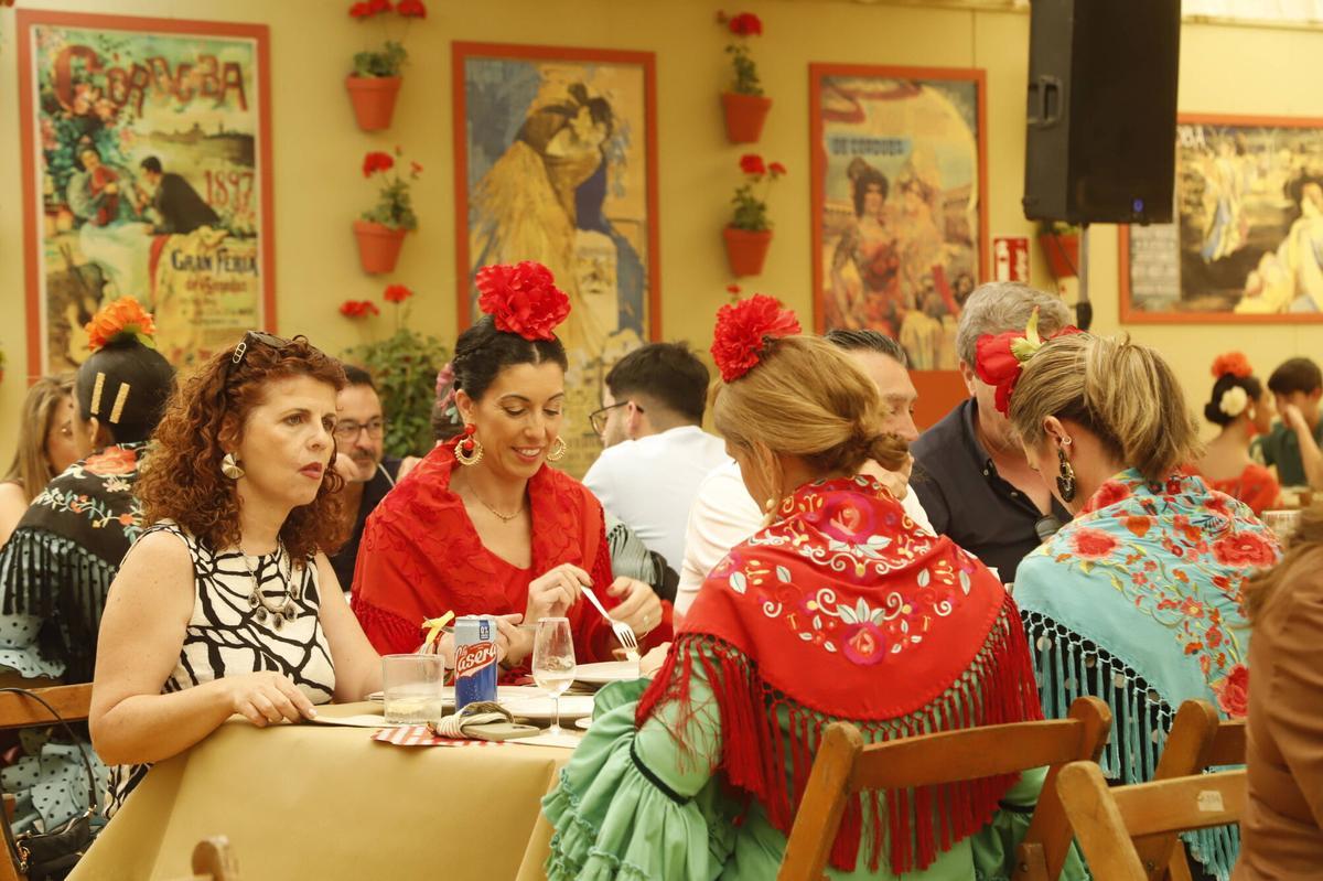 Meses de trabajo artesanal para vestir los recintos sin perder la esencia de la tradición