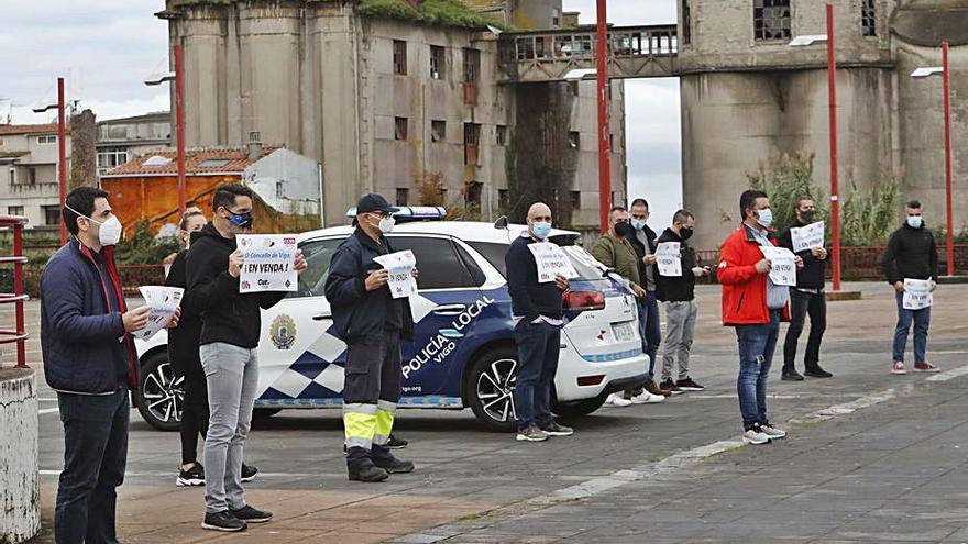 Empleados municipales concentrados ayer ante el Concello.   | // R. G.