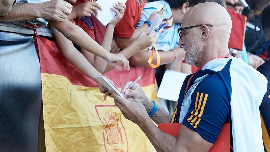 b317971d 1965 4c7f bd25 Luis de la Fuente, seleccionador español, firma un autógrafo tras la sesión de entrenamiento.16 9 aspect ratio default 0