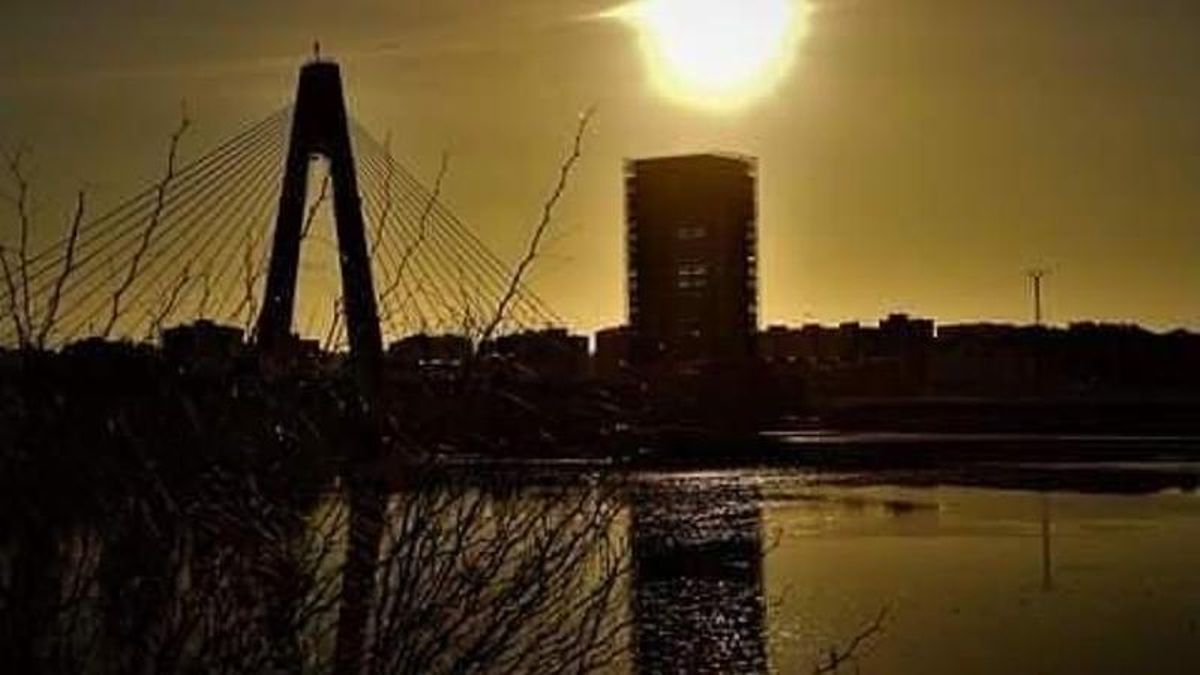 Atardecer en Badajoz, con el sol aún ardiente sobre el Guadiana.