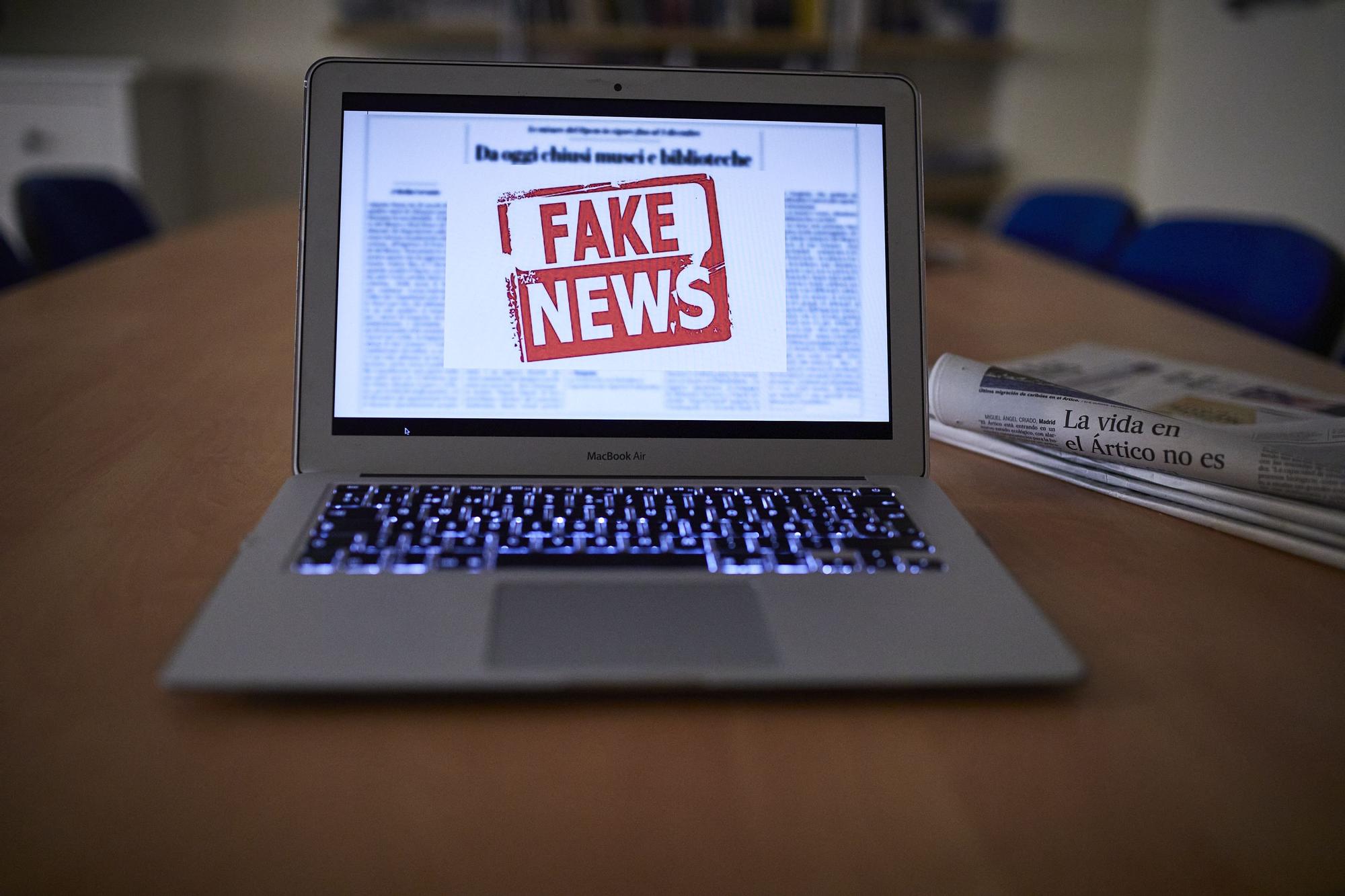 Una persona lee en un ordenador una noticia falsa.
