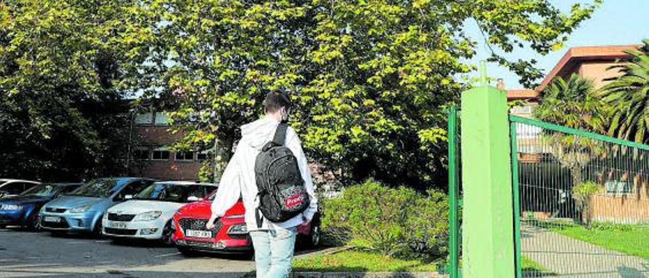 Un alumno se dirige al instituto La Magdalena, uno de los centros a los que se extiende el programa.