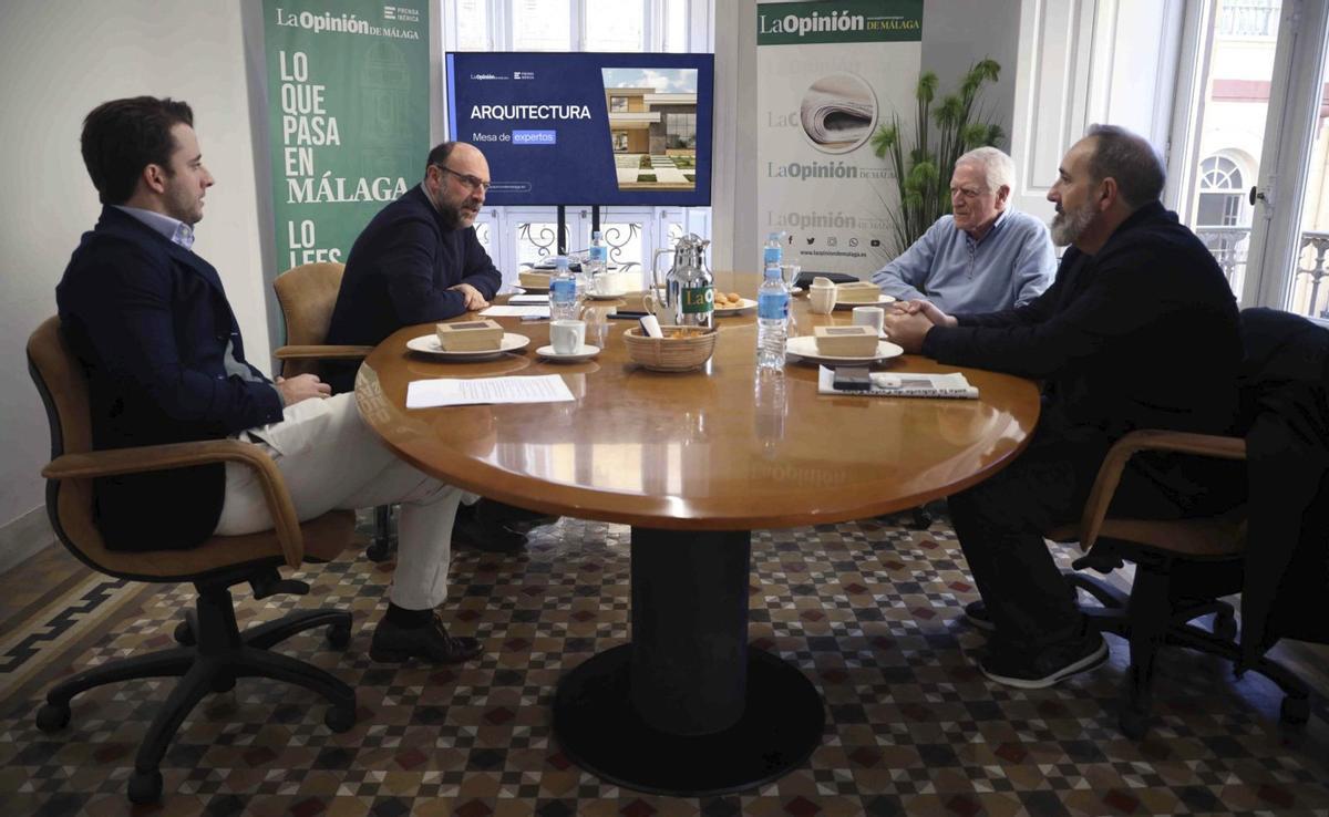 Un momento del debate entre los tres arquitectos convocados por La Opinión de Málaga.  | ÁLEX ZEA